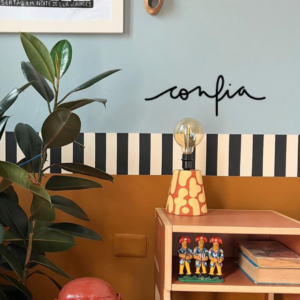 Confia – adesivo de parede